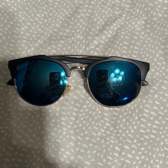 Trendy Black Sunglasses Set - Picture 6 of 12